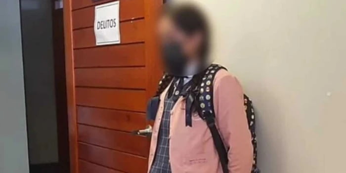 Hombre vestido de mujer se metió al baño de niñas en un colegio para tomarles fotos.