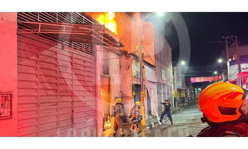 Incendio arrasa con depósito de construcción en el mercado de las pulgas en Bucaramanga