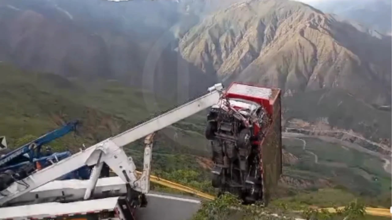Conductor de 70 años sobrevivió de milagro al volcarse en el Chicamocha