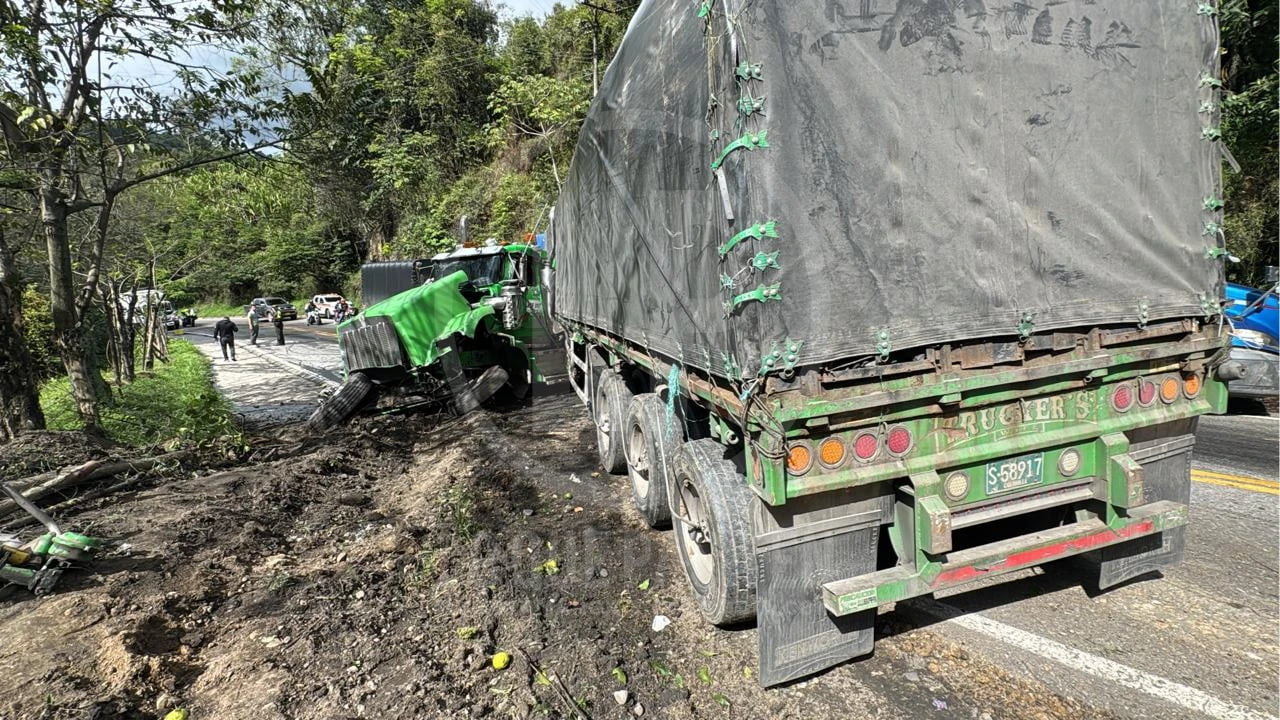 Camión con carbón se volcó en vía Bucaramanga - San Gil, generando caos vial