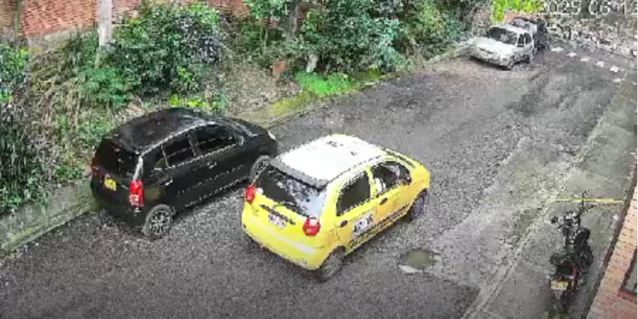 Tres mujeres armadas con cuchillos atracaron a un taxista. Todo quedó en video