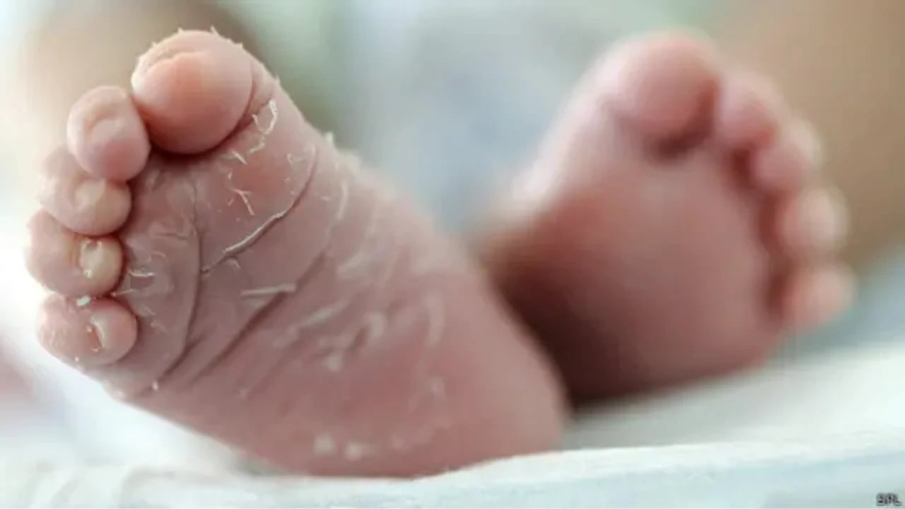 Aberrante abandonaron a bebé recién nacido con el cordón umbilical colgando