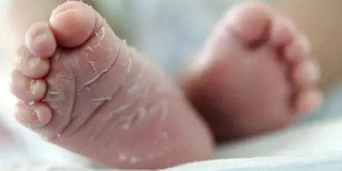 Aberrante abandonaron a bebé recién nacido con el cordón umbilical colgando