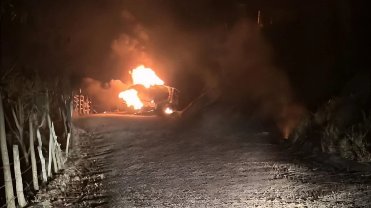 Terror en carretera: Tres hombres fueron ejecutados y un vehículo incinerado