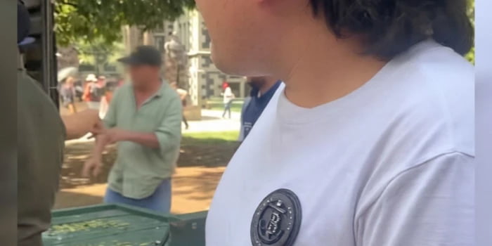 VIDEO: entre lágrimas, vendedor ambulante rompe en llanto mientras autoridades se llevan su carreta de frutas.