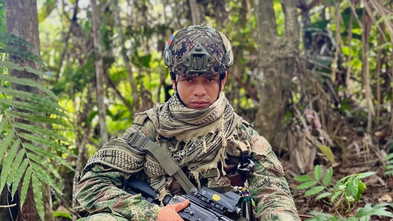 Un saludo le costó la vida: estaba de permiso preparando la revelación de su bebé.