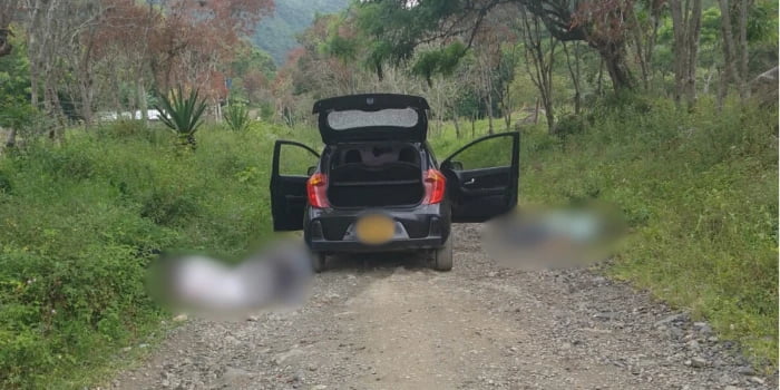 Hallan tres cuerpos sin vida abandonados junto a un carro en camino rural