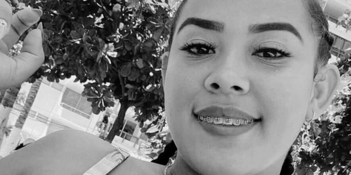 Mujer fue hallada muerta en su cama. Su pareja fue capturada horas después