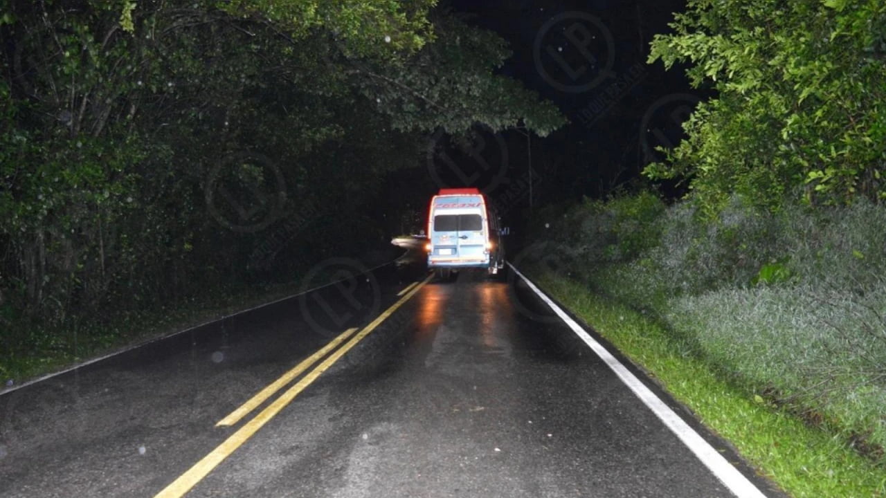 Caminaba en medio de la oscuridad y una buseta lo arrolló en la via Bucaramanga San Alberto