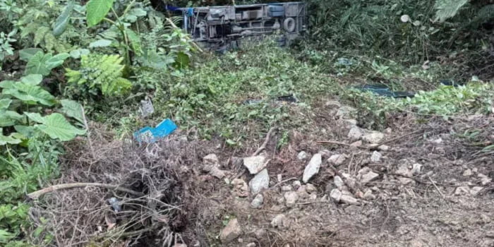 Madre e hija murieron cuando el bus en el que viajaban cayó a un abismo en la madrugada.