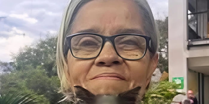 Mujer fue hallada sin vida en su vivienda y presuntamente su hijo habría estado involucrado.