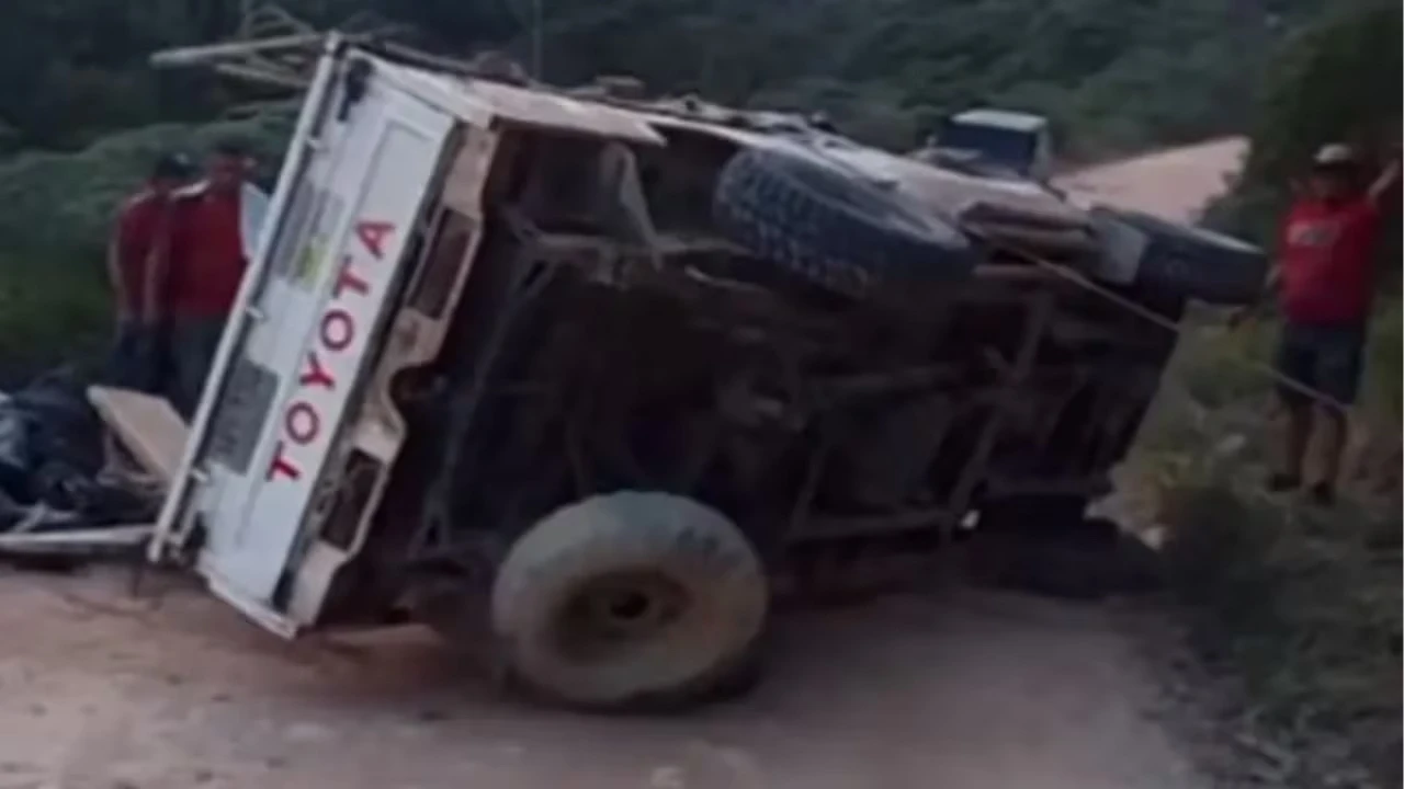 Cuatro muertos, entre ellos 3 niños, dejó volcamiento de camioneta de estacas