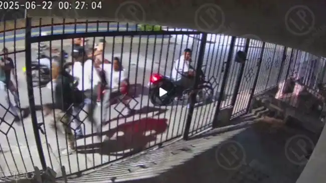 Video: Ocho motorizados acorralaron a joven en violento atraco