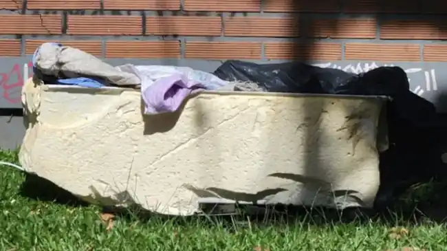 Hallan cadáver oculto dentro de una nevera abandonada en plena vía pública